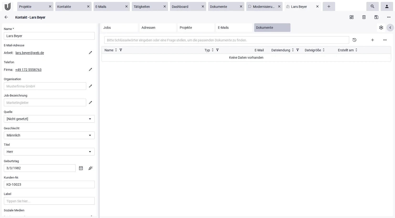 Screenshot der Dokumenten-Historie am Kontakt-Datensatz im CRM von Unusual Suite mit Verträgen, Angeboten und Versionen
